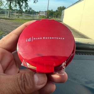 I.d. Bare Escentuals re-fillable compact